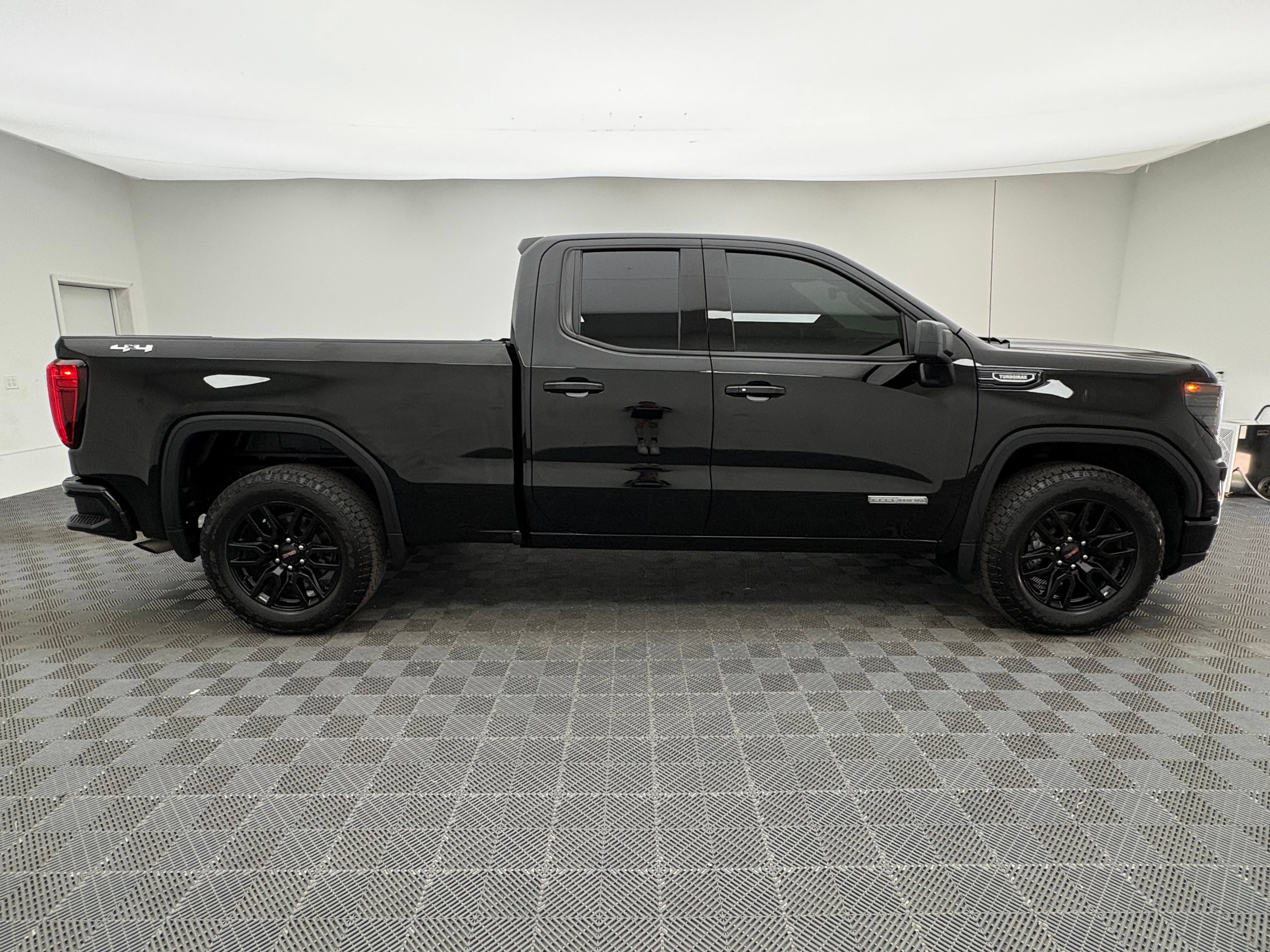 Used 2025 GMC Sierra 1500 Elevation AWD/4WD image 6