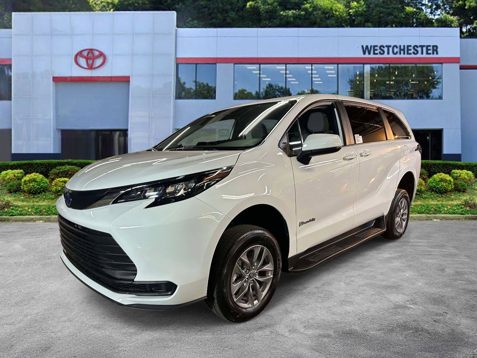 Used 2025 Toyota Sienna LE image 6