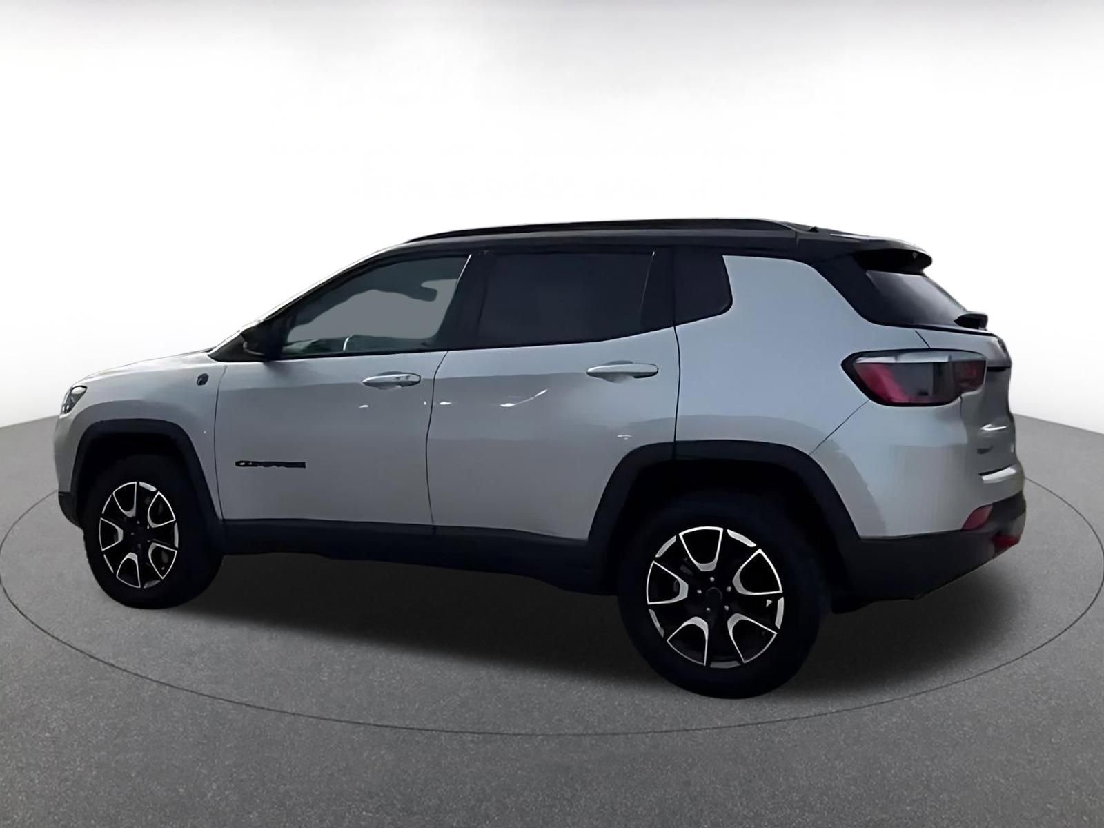 Used 2025 Jeep Compass Trailhawk image 9