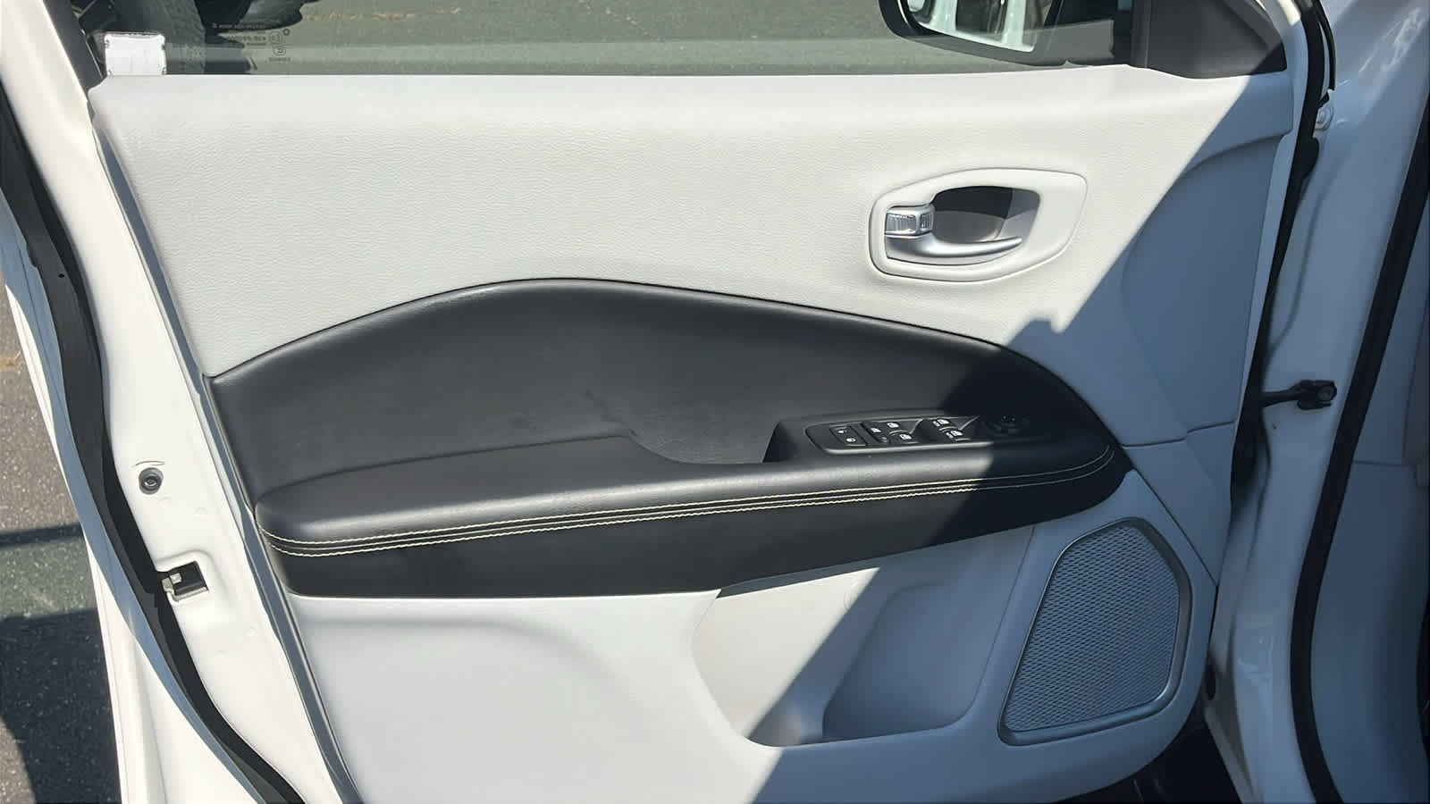 Used 2017 Jeep Compass Latitude w/ Cold Weather Group image 9