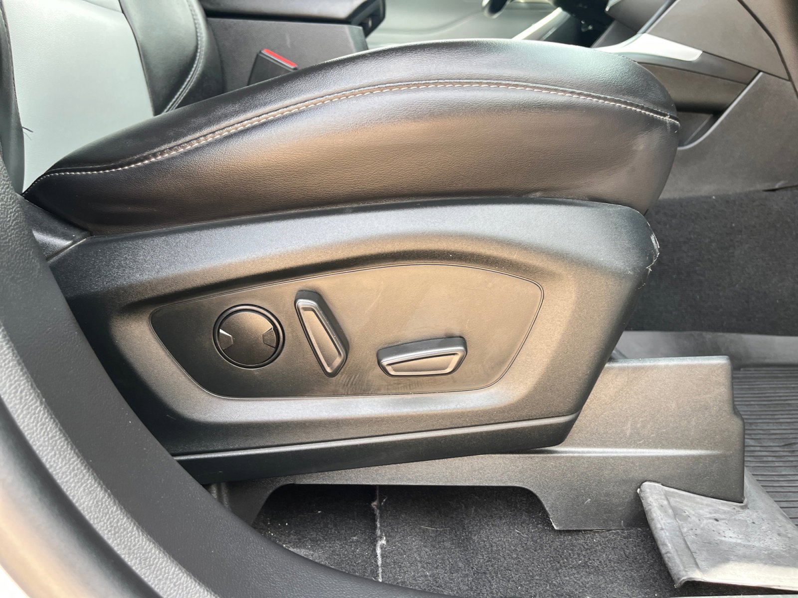 Used 2022 Ford Explorer XLT w/ Equipment Group 202A image 30