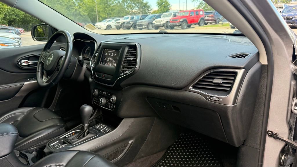 Used 2019 Jeep Cherokee Latitude Plus w/ Comfort/Convenience Group FWD image 39