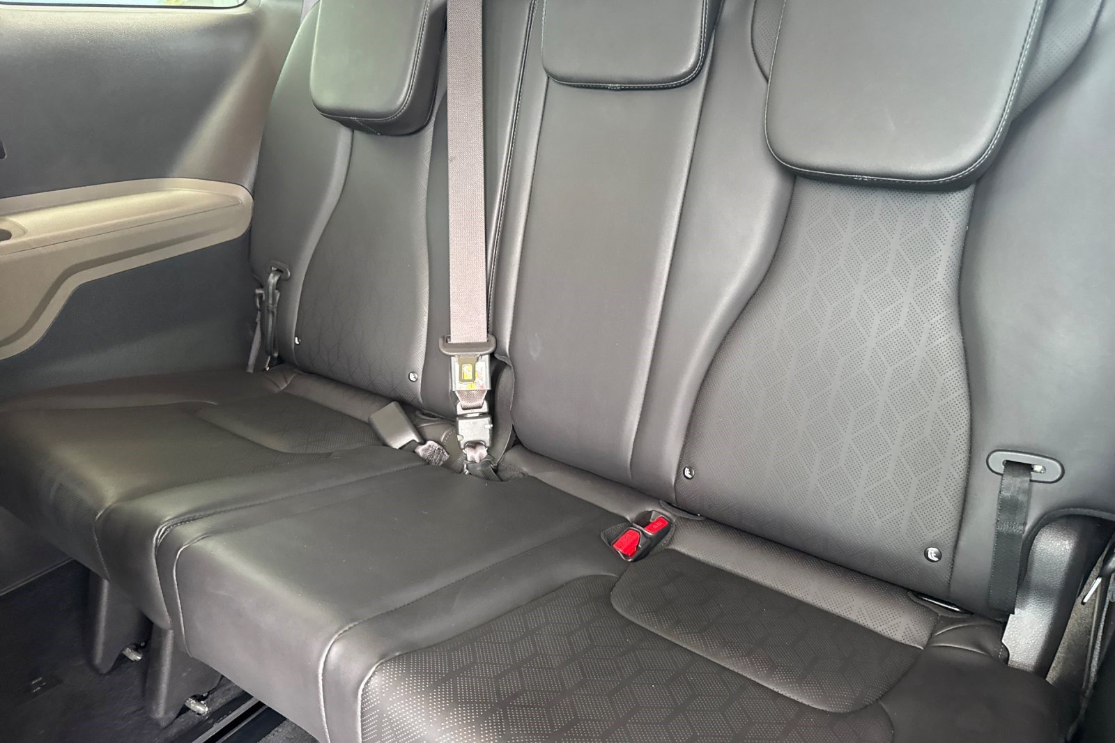 Used 2026 Kia Carnival FWD image 36