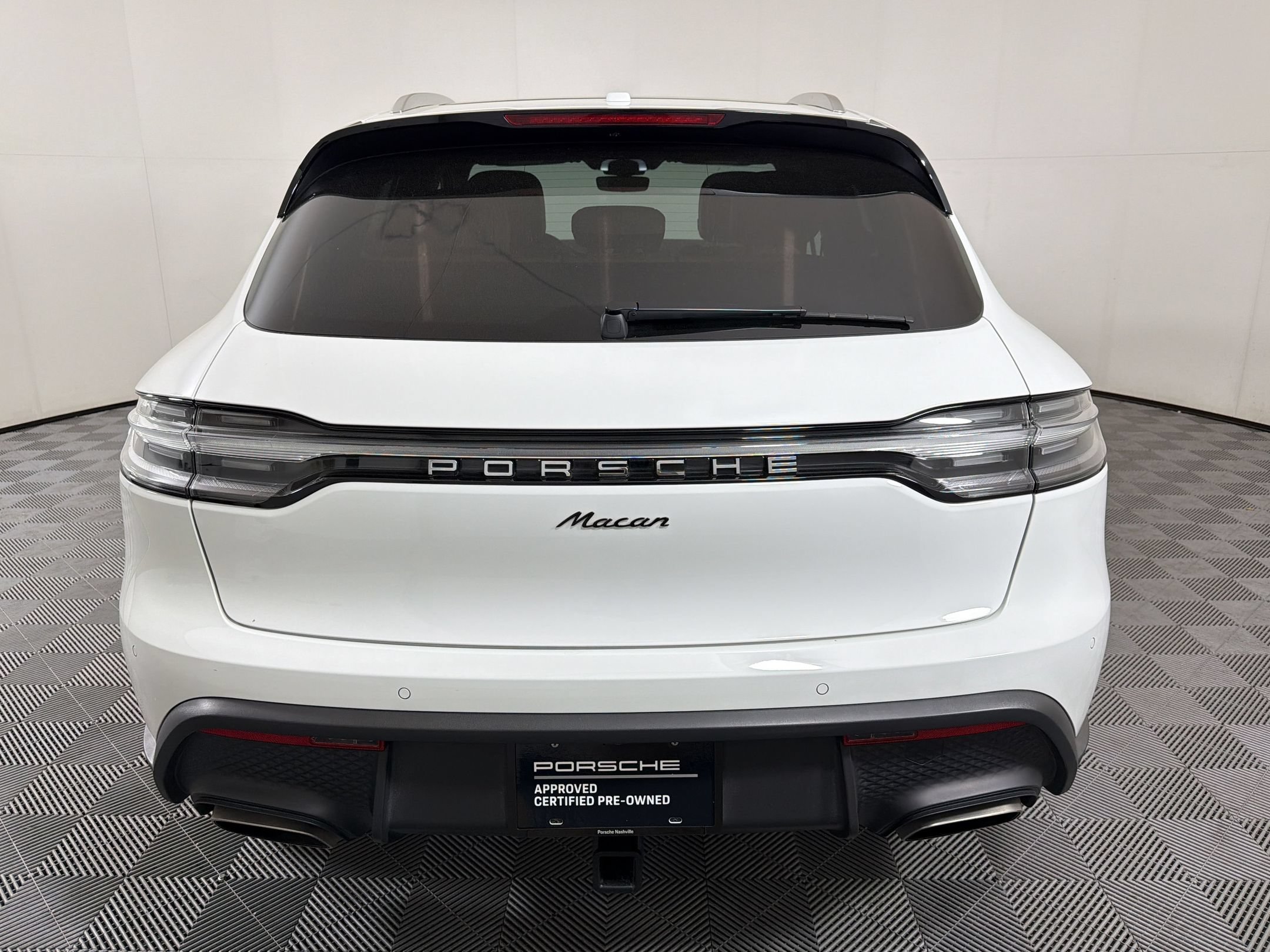 Certified 2025 Porsche Macan AWD/4WD image 11