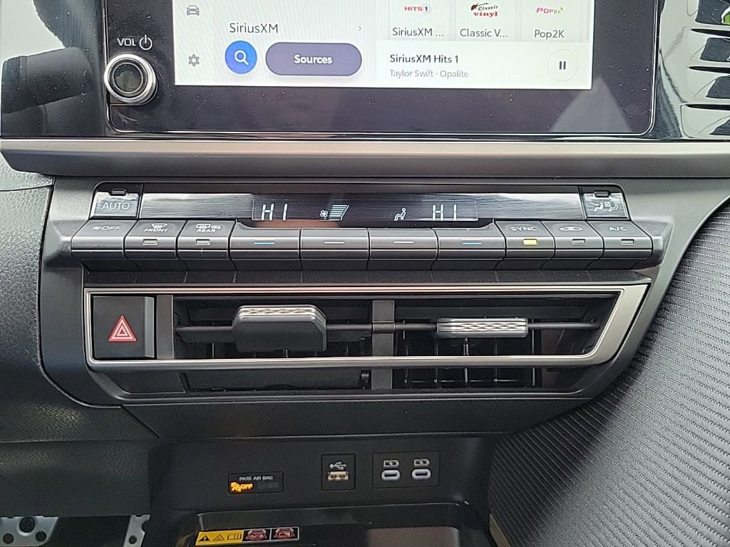 Used 2025 Toyota Camry SE image 21