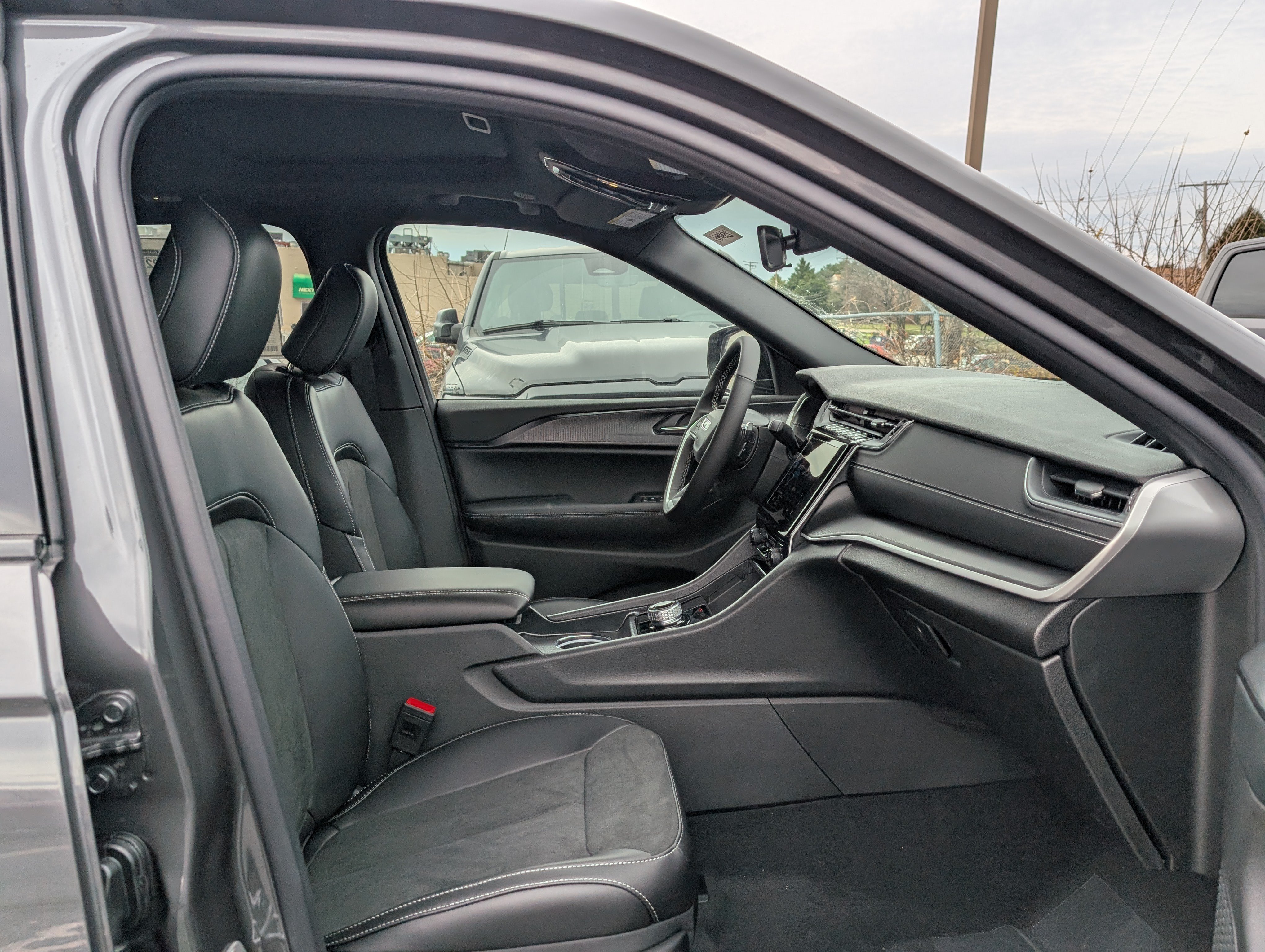 New 2025 Jeep Grand Cherokee Altitude AWD/4WD image 9