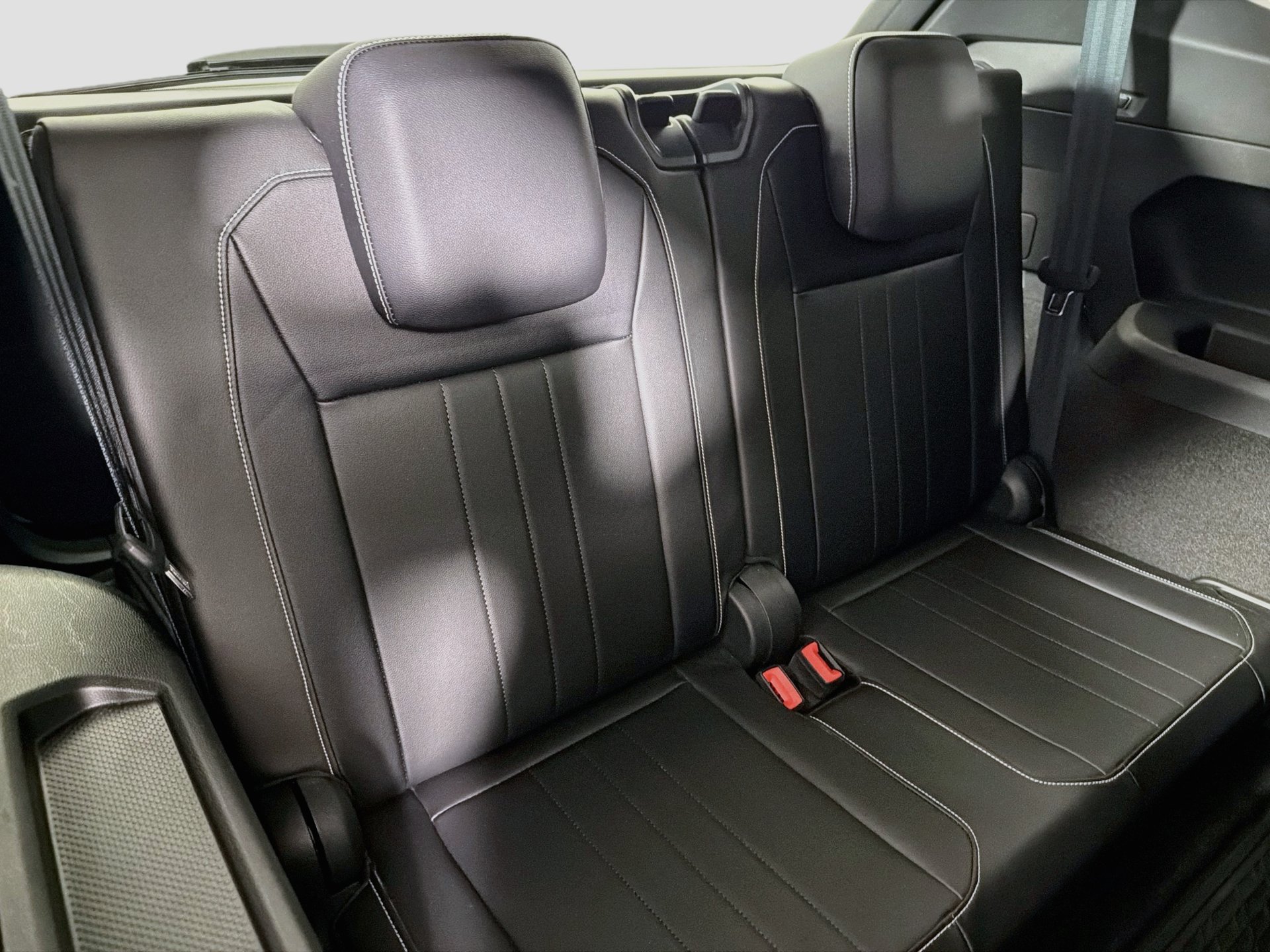 Certified 2022 Volkswagen Tiguan SE R-Line FWD image 29