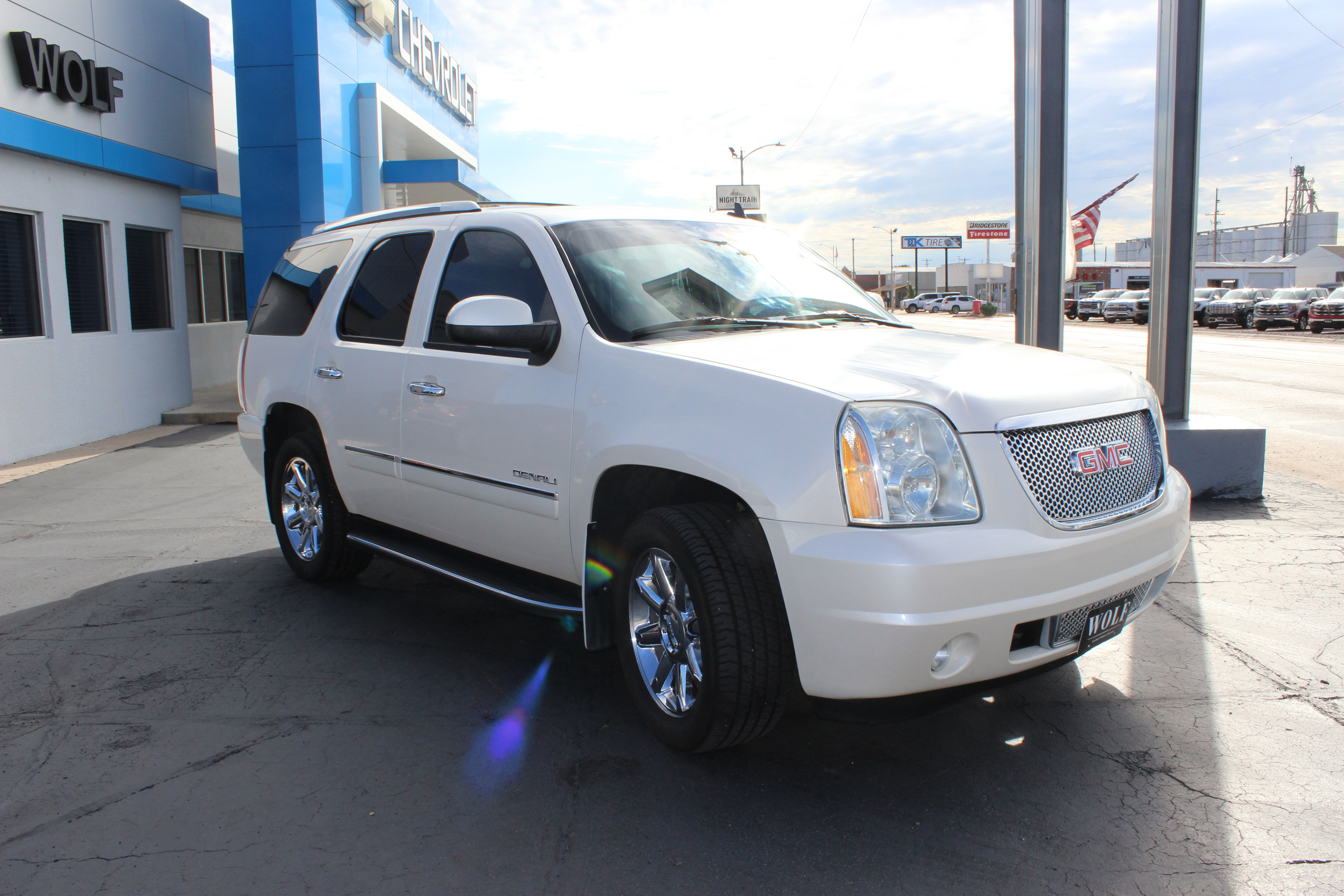 Used 2014 GMC Yukon Denali AWD/4WD image 2