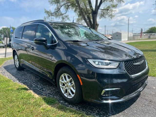 Used 2022 Chrysler Pacifica Touring-L FWD image 2