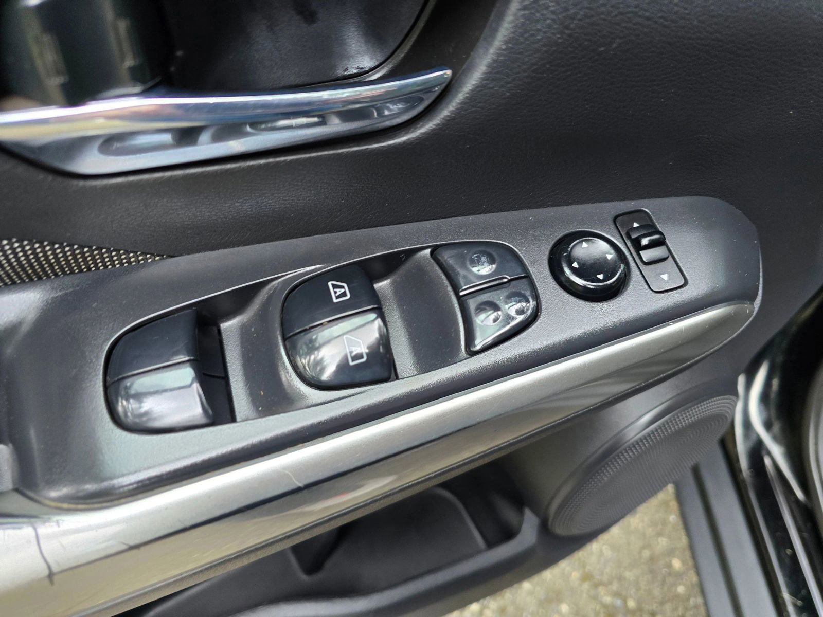 Used 2019 Nissan Kicks SV image 20