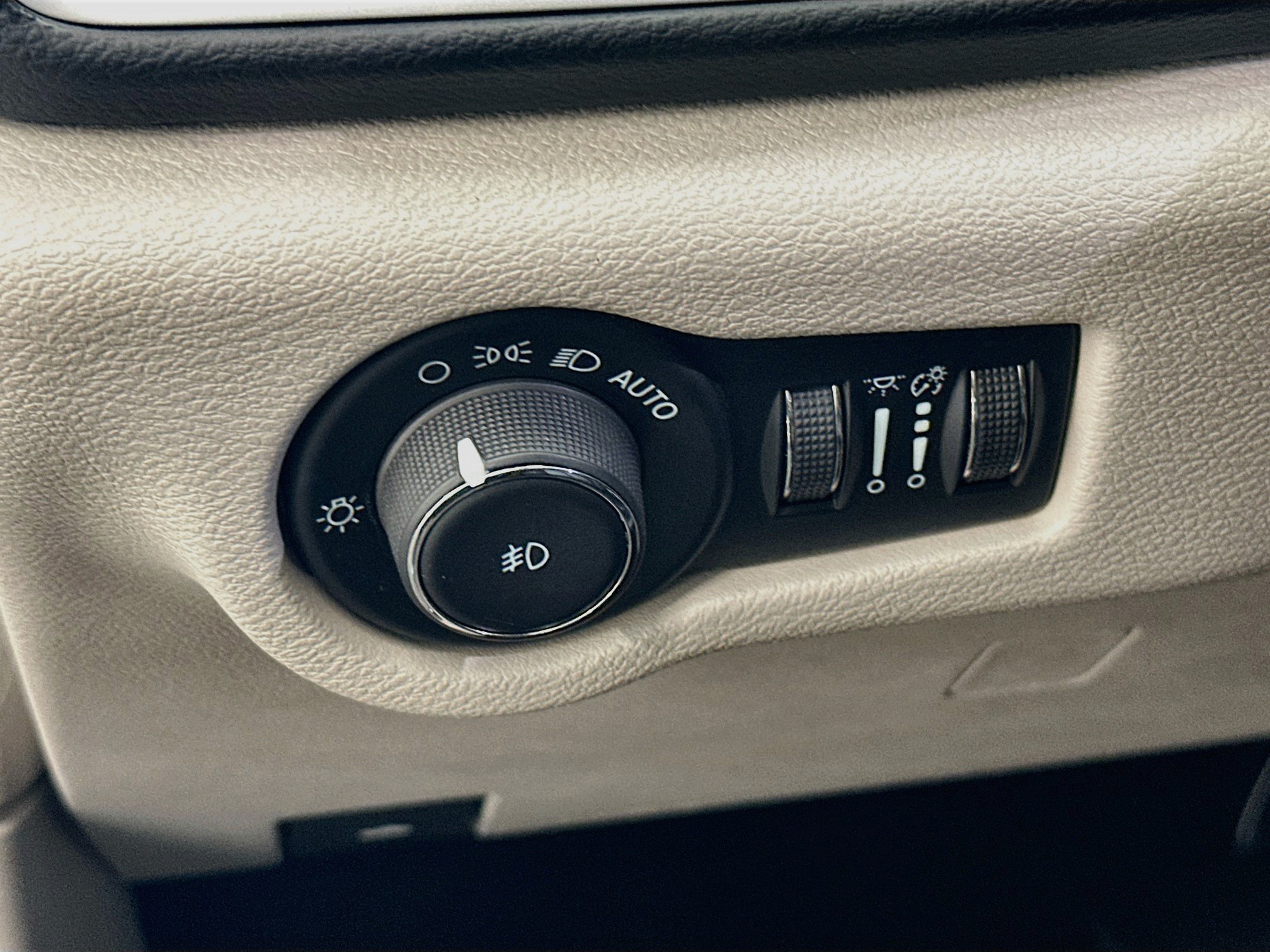 Used 2023 Chrysler Pacifica Touring-L FWD image 17
