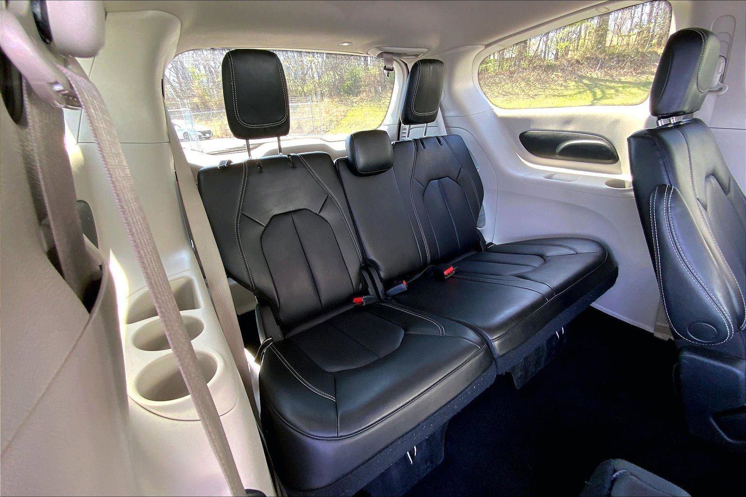 Used 2023 Chrysler Pacifica Touring-L image 26