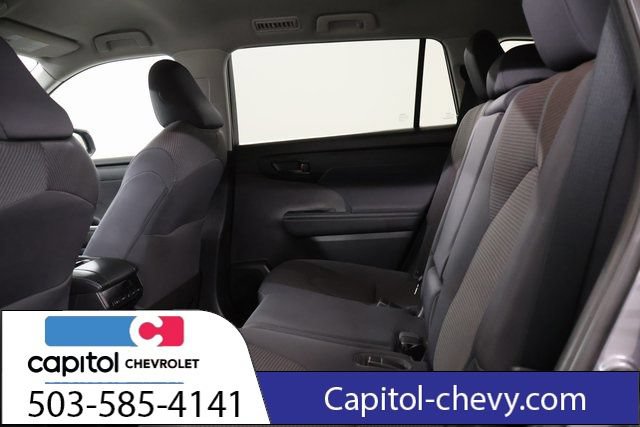 Used 2022 Toyota Highlander LE AWD/4WD image 29