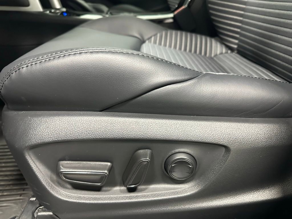 Used 2025 Toyota Corolla Cross XSE image 12