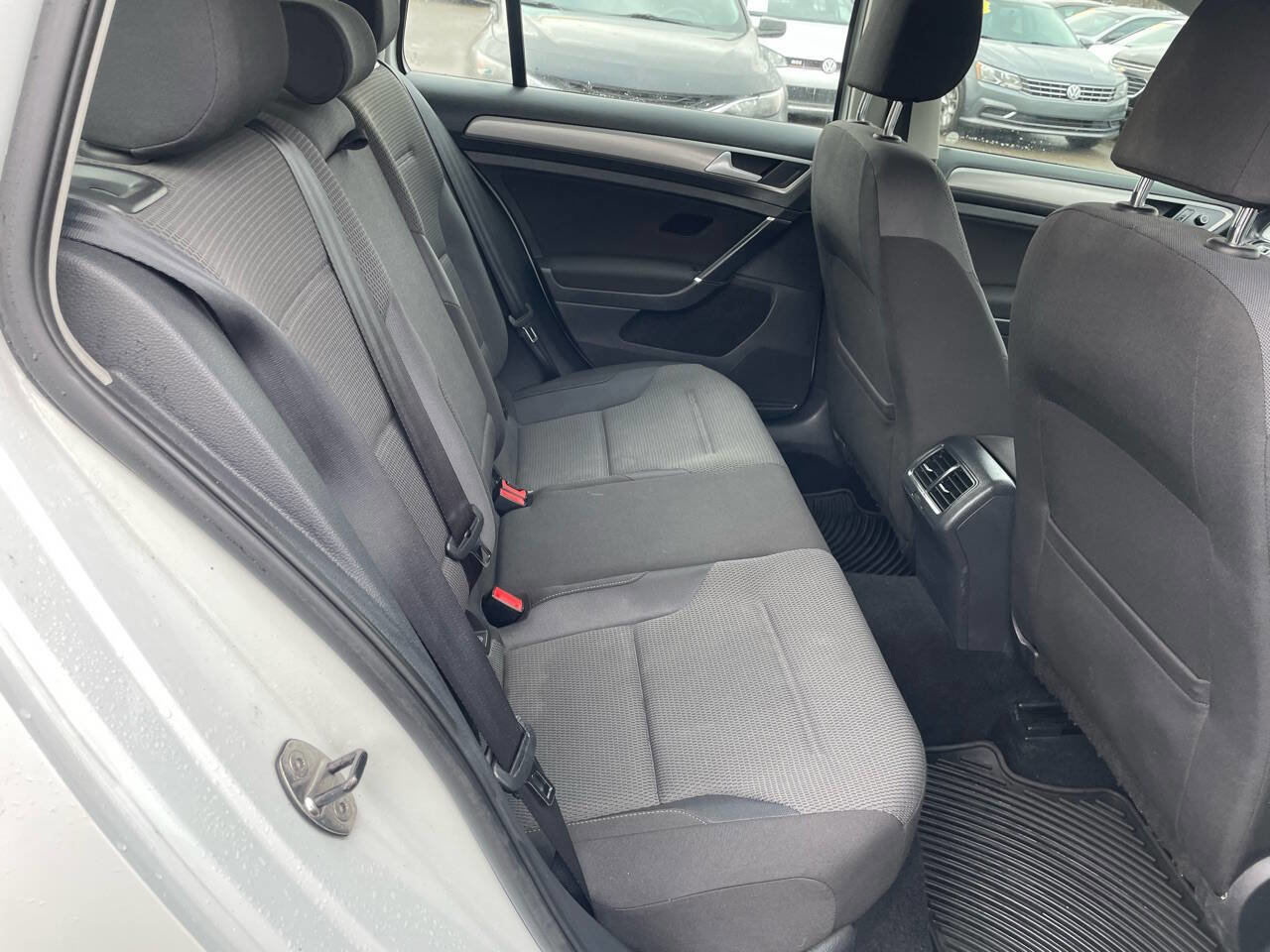 Used 2016 Volkswagen Golf S image 17