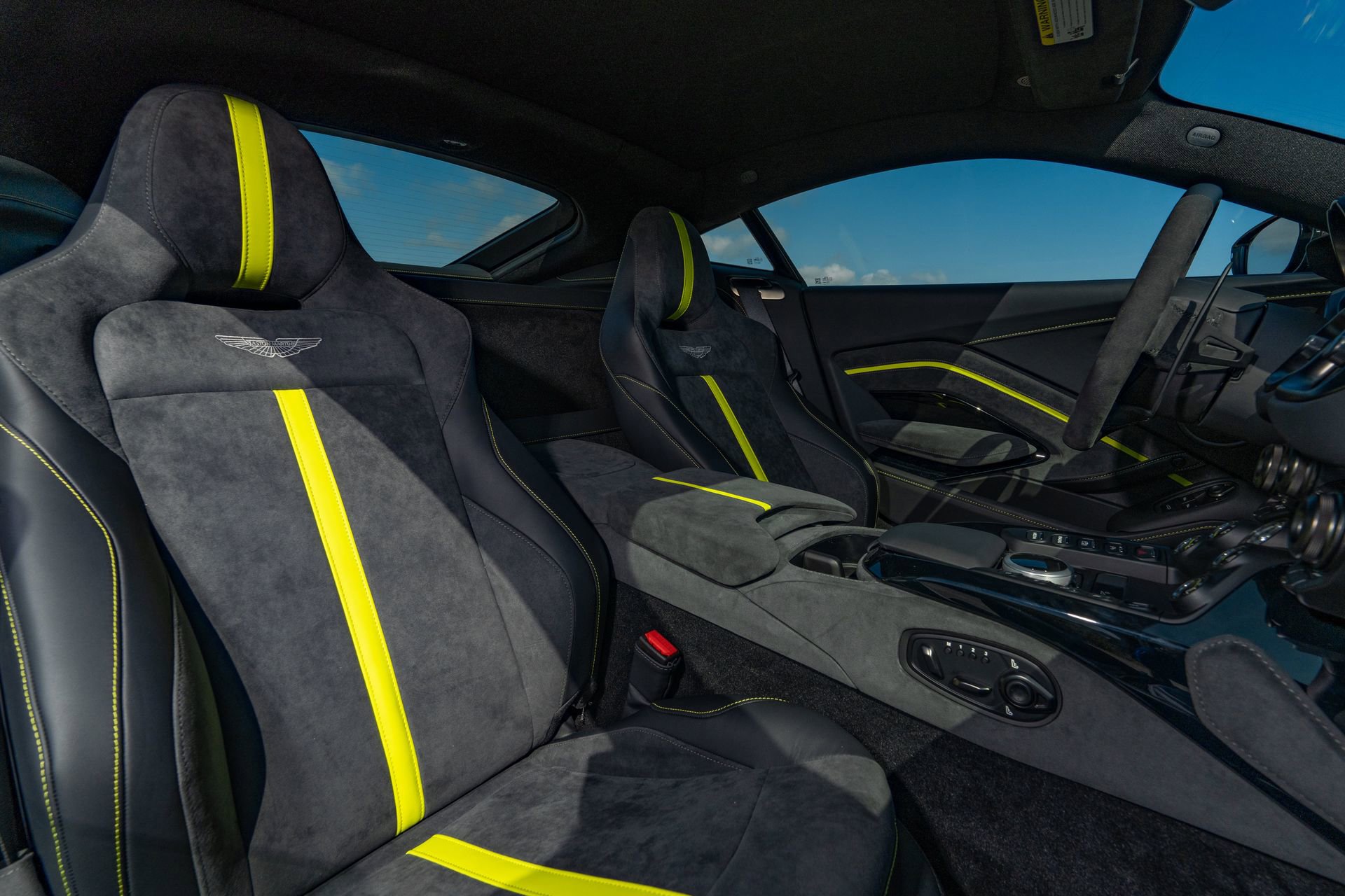 Used 2023 Aston Martin V8 Vantage Coupe RWD image 17