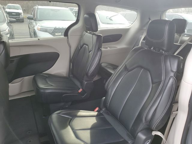 Used 2024 Chrysler Pacifica Touring-L image 27