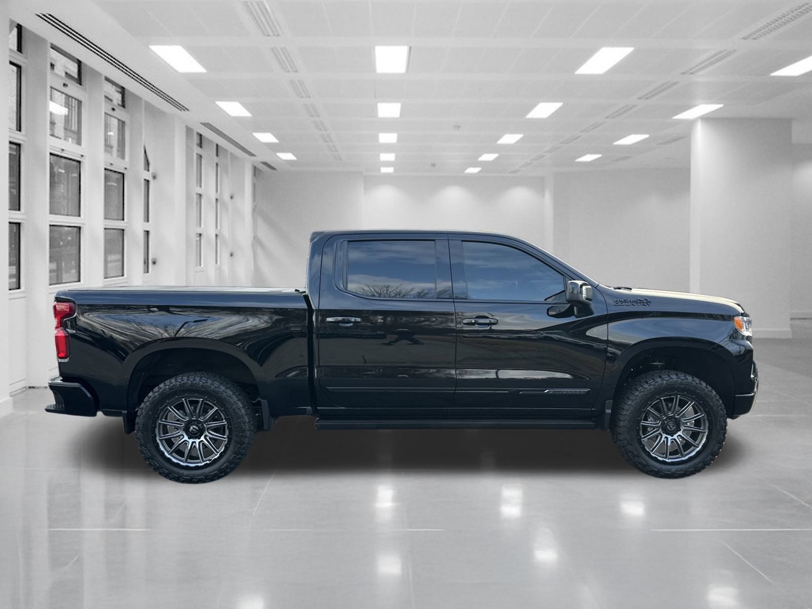 Certified 2025 Chevrolet Silverado 1500 High Country AWD/4WD image 4