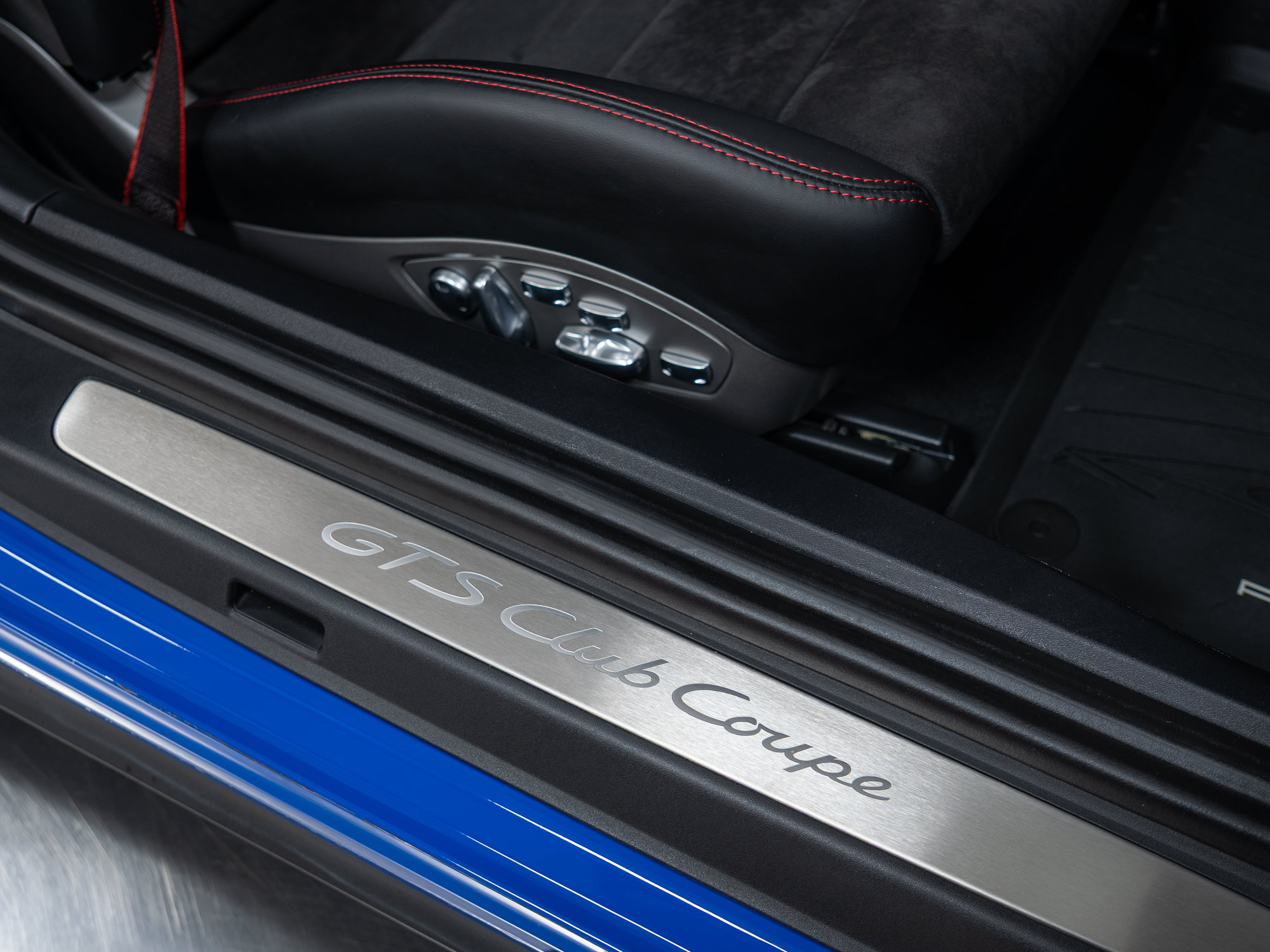 Certified 2016 Porsche 911 Carrera GTS RWD image 41