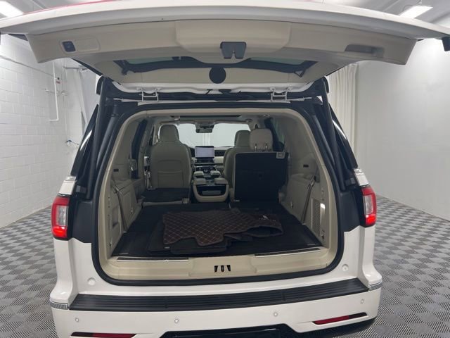 Used 2018 Lincoln Navigator Reserve w/ Technology Package AWD/4WD image 8