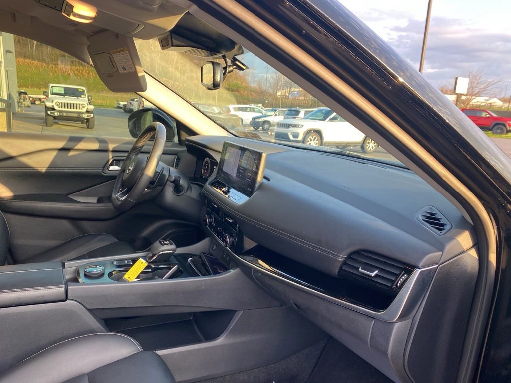 Used 2024 Nissan Rogue SL AWD/4WD image 7