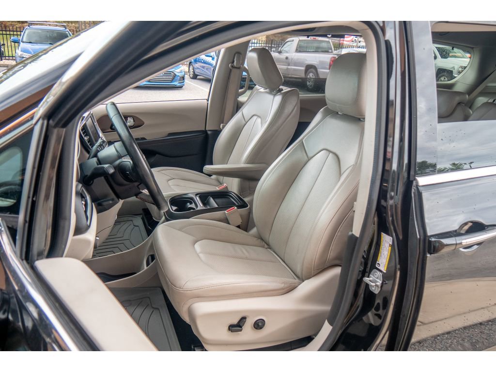 Used 2019 Chrysler Pacifica Touring-L image 10