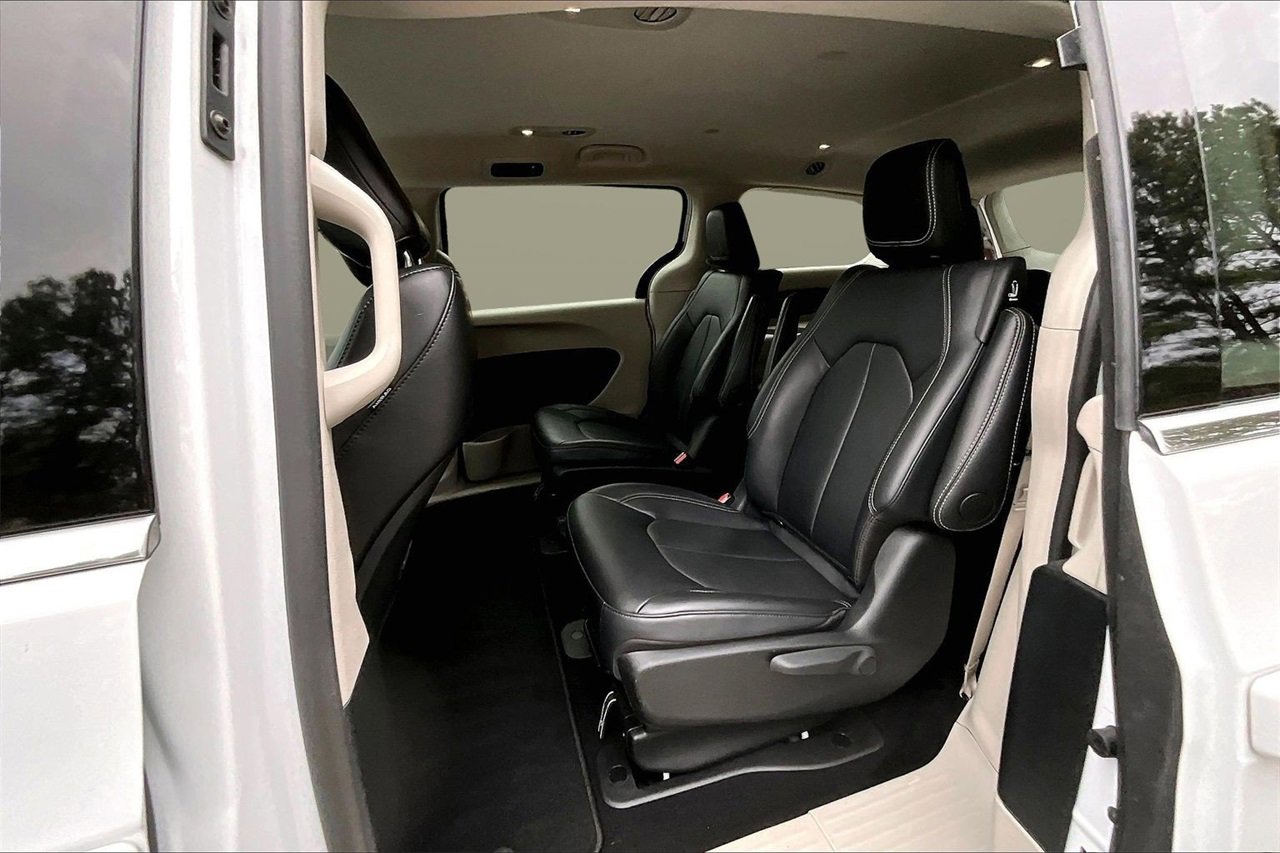 Certified 2024 Chrysler Pacifica Select image 22