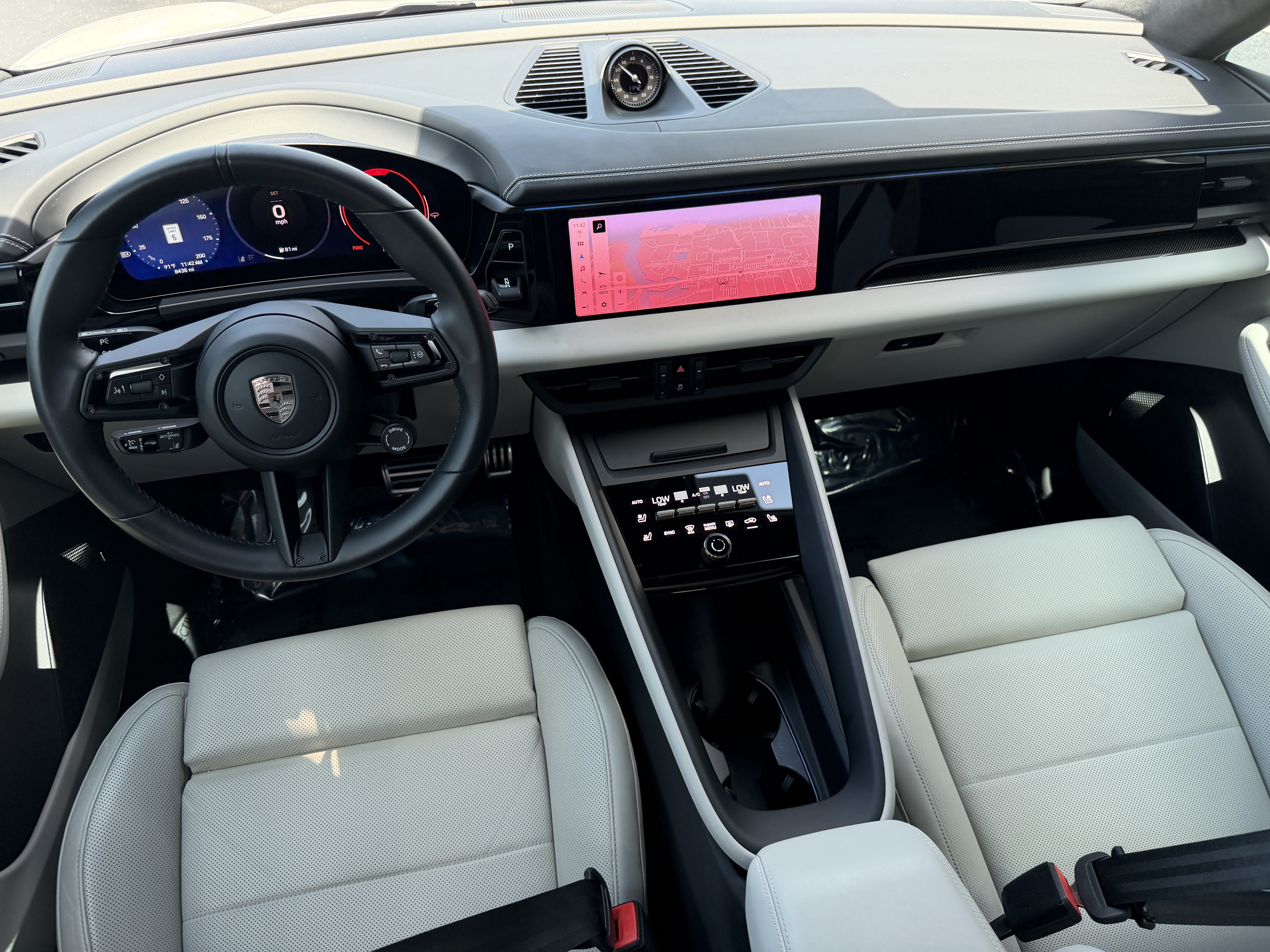 Used 2024 Porsche Macan Turbo Electric AWD/4WD image 16