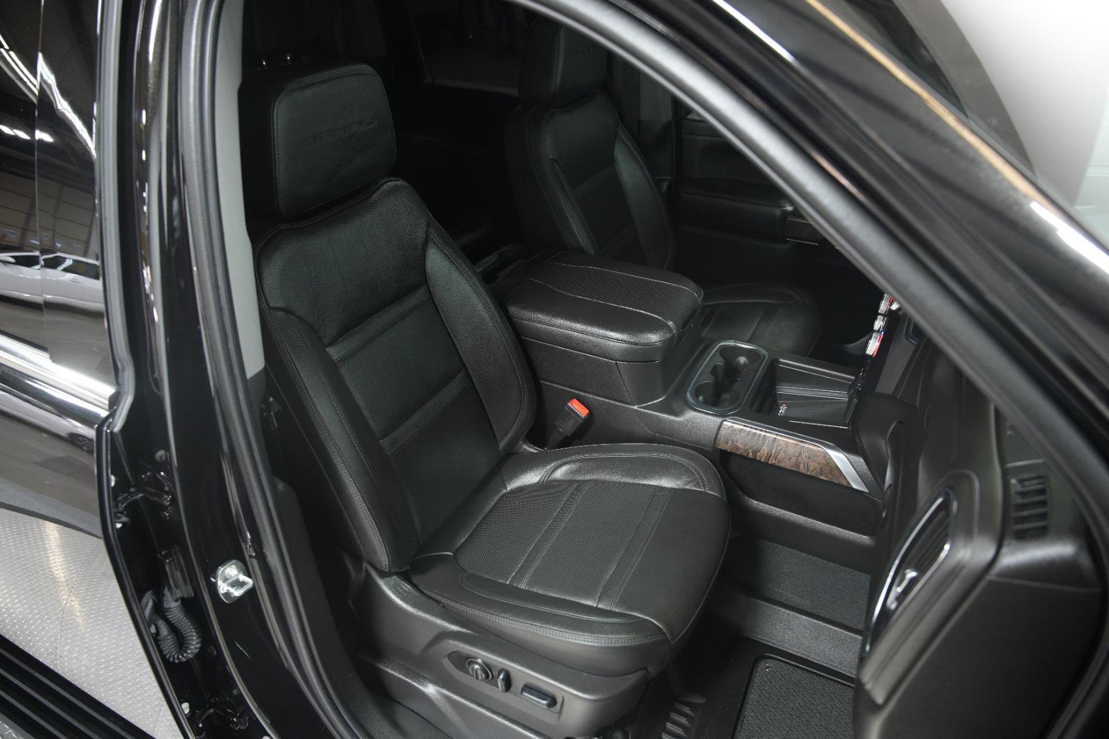 Used 2023 GMC Sierra 2500 Denali w/ Denali Black Diamond Edition image 17