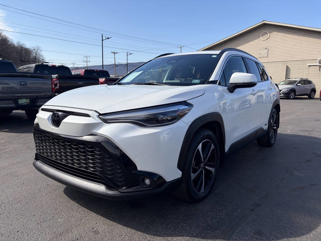 Used 2024 Toyota Corolla Cross AWD Hybrid w/ Convenience Package image 4