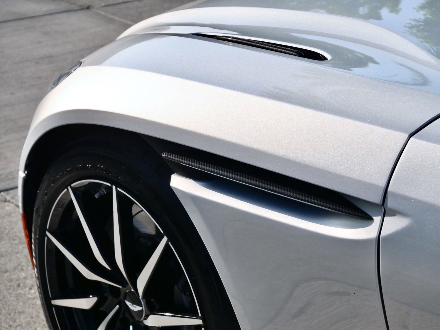 Used 2018 Aston Martin DB11 V12 image 9