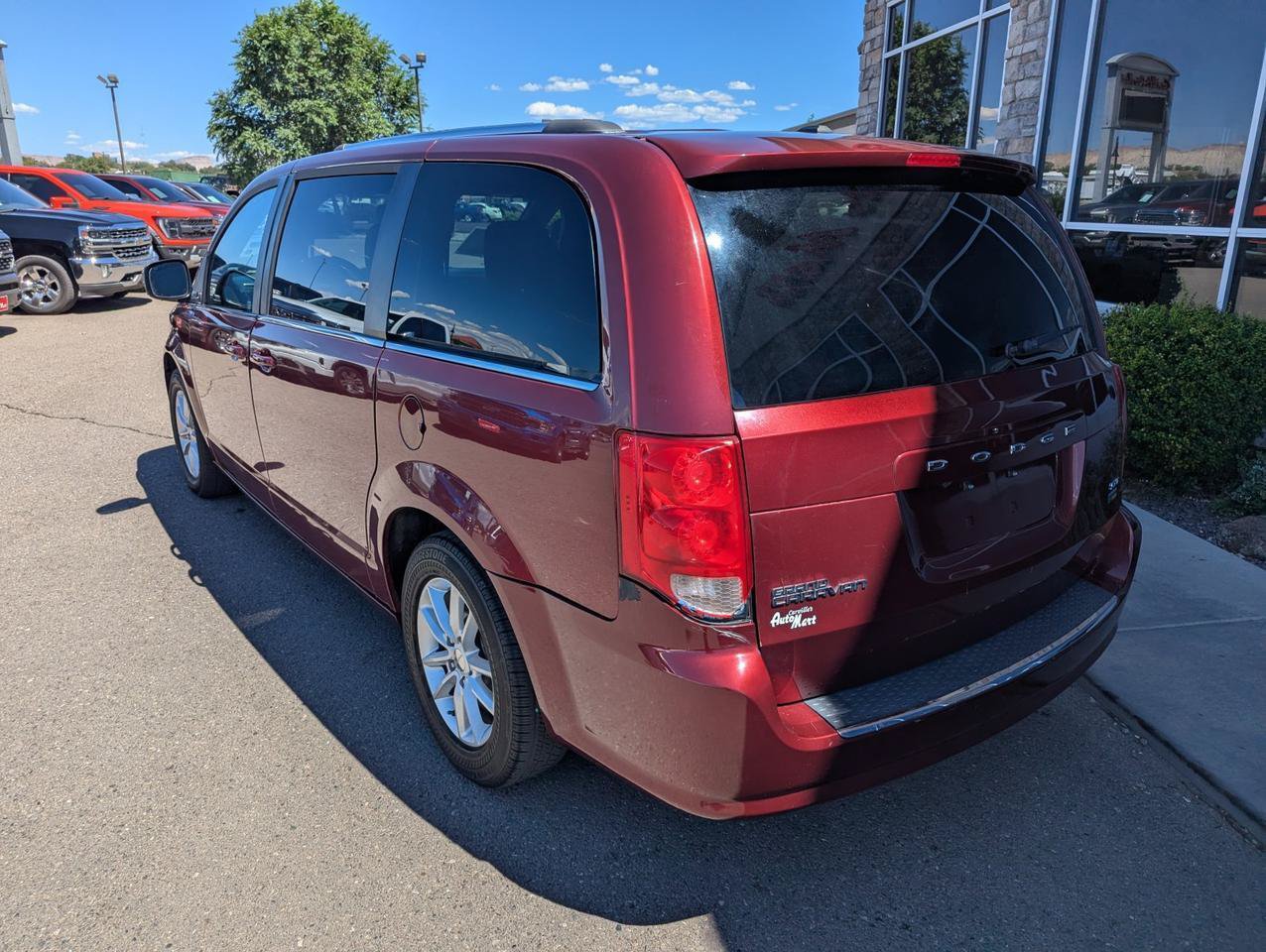 Used 2019 Dodge Grand Caravan SXT FWD image 3