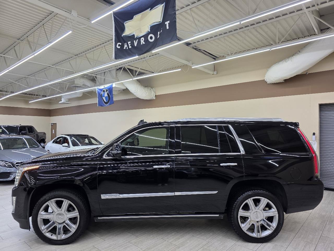 Used 2018 Cadillac Escalade Premium Luxury AWD/4WD image 9