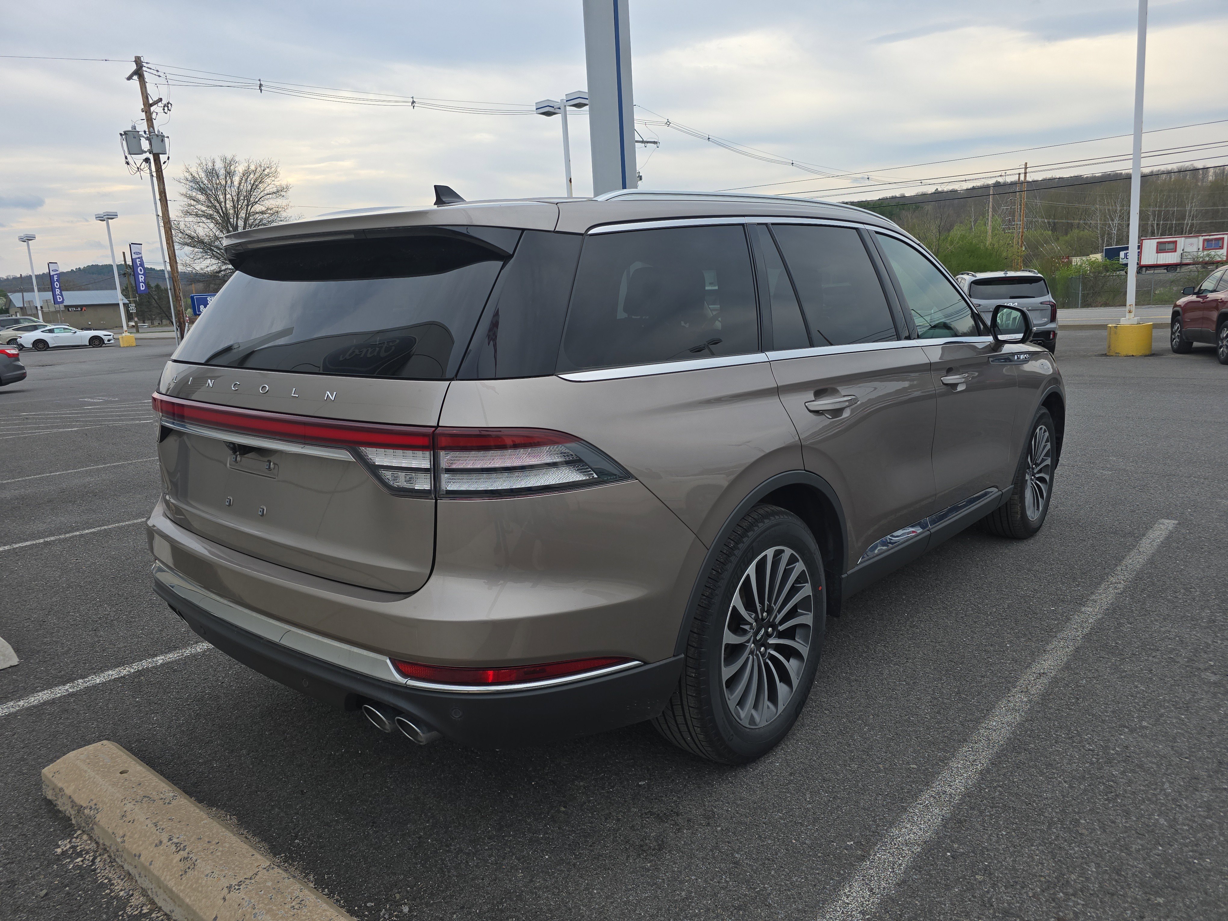 Used 2021 Lincoln Aviator Reserve w/ Elements Package Plus AWD/4WD image 3