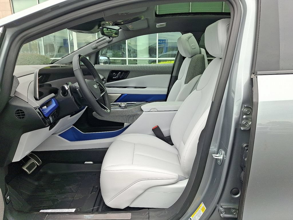 New 2027 Cadillac Optiq Luxury w/ LPO, Floor Liner Package AWD/4WD image 6