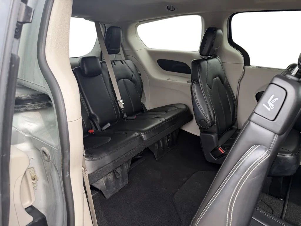 Used 2024 Chrysler Pacifica Touring-L FWD image 34