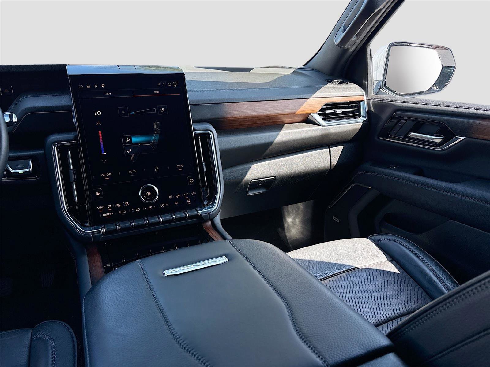Used 2025 GMC Yukon Denali RWD image 28