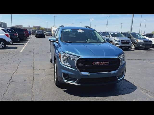 Used 2024 GMC Terrain SLE w/ Driver Convenience Package FWD image 3