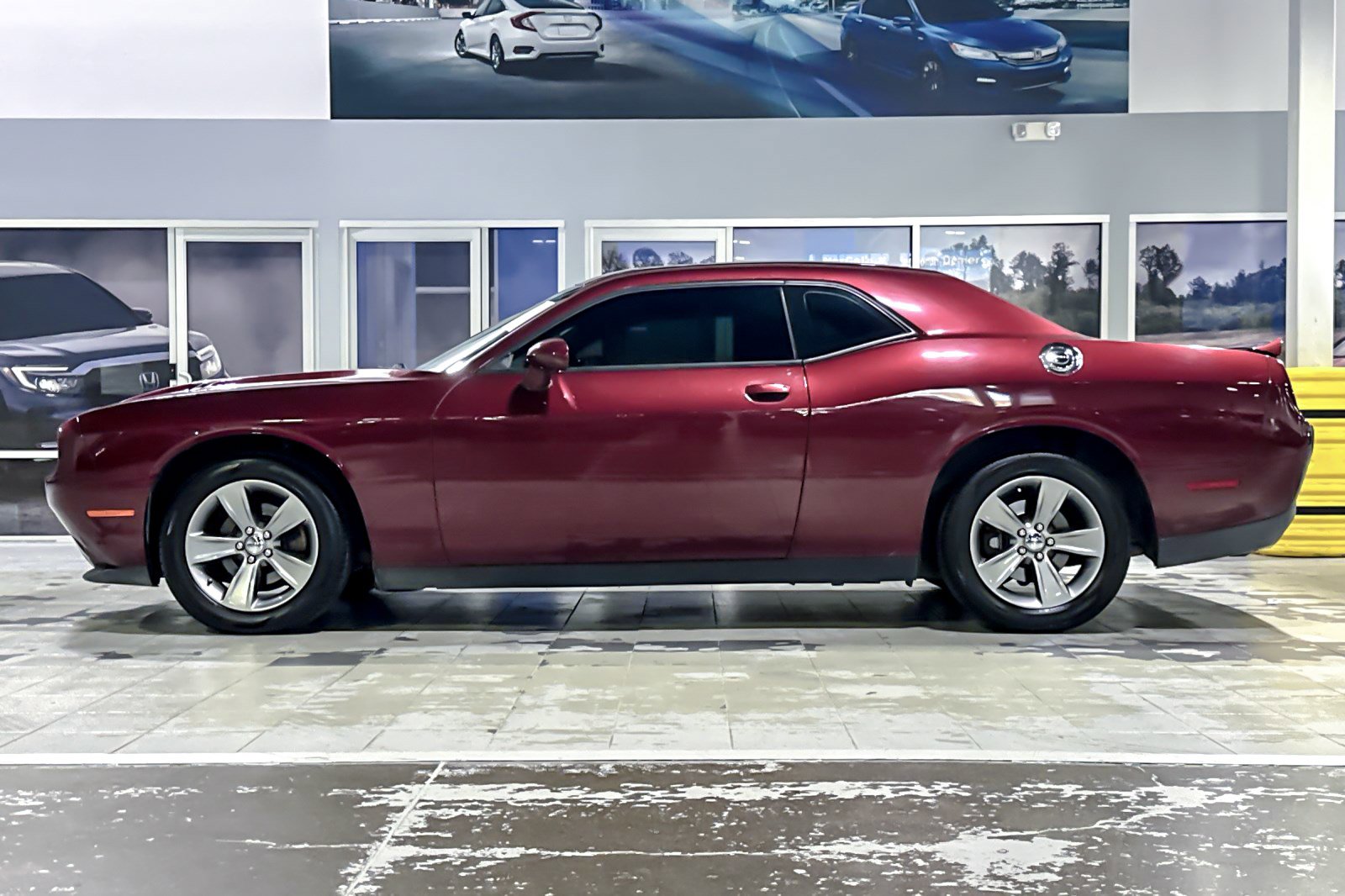 Used 2019 Dodge Challenger SXT image 2
