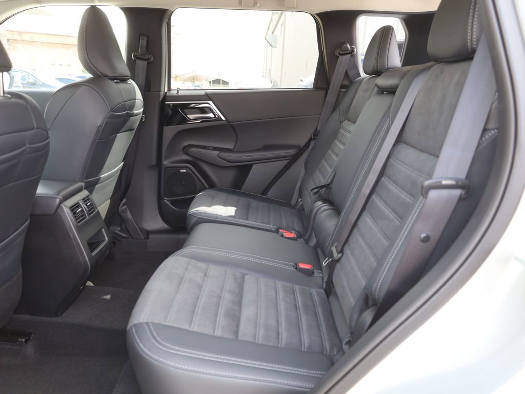 New 2025 Mitsubishi Outlander SE image 28