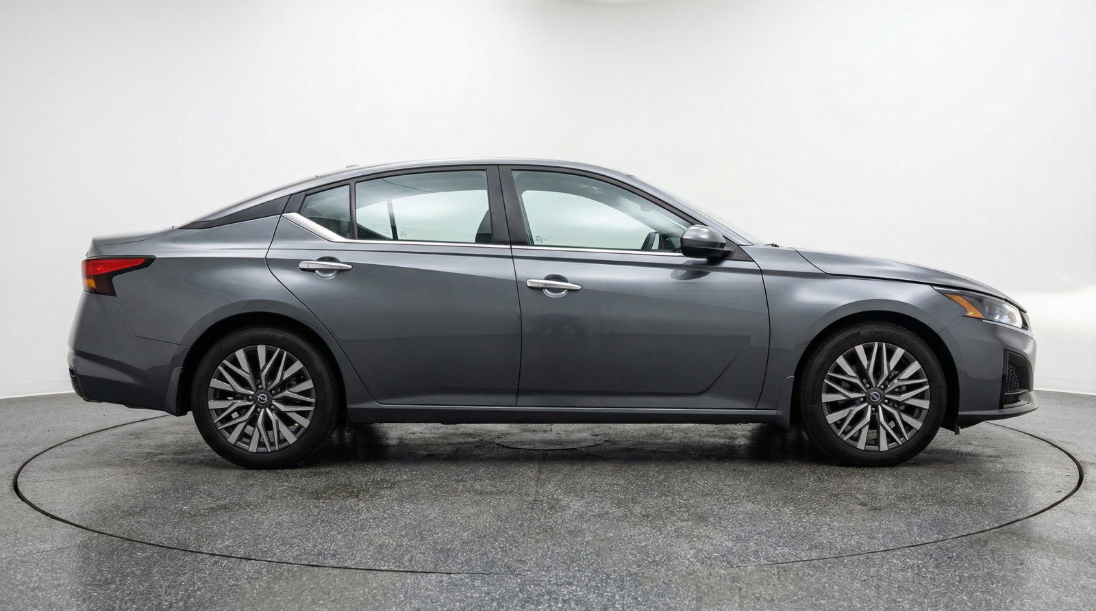 Used 2025 Nissan Altima 2.5 SV FWD image 11
