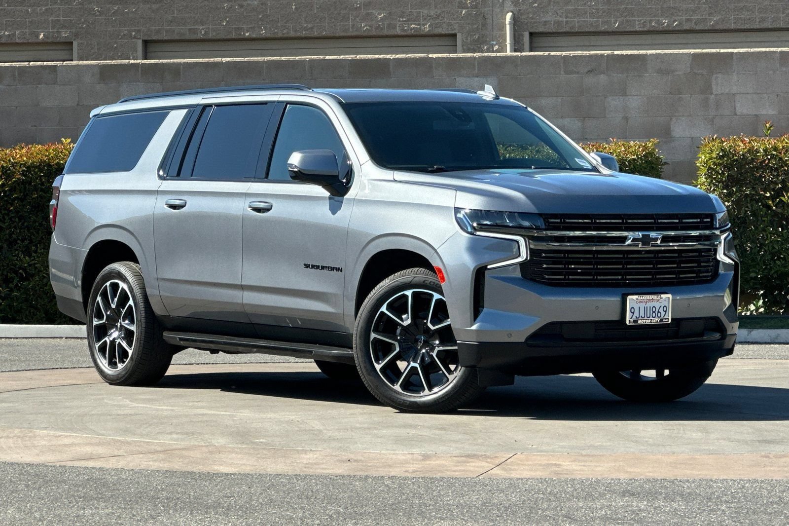 Certified 2022 Chevrolet Suburban RST w/ Sport Performance Package AWD/4WD image 2