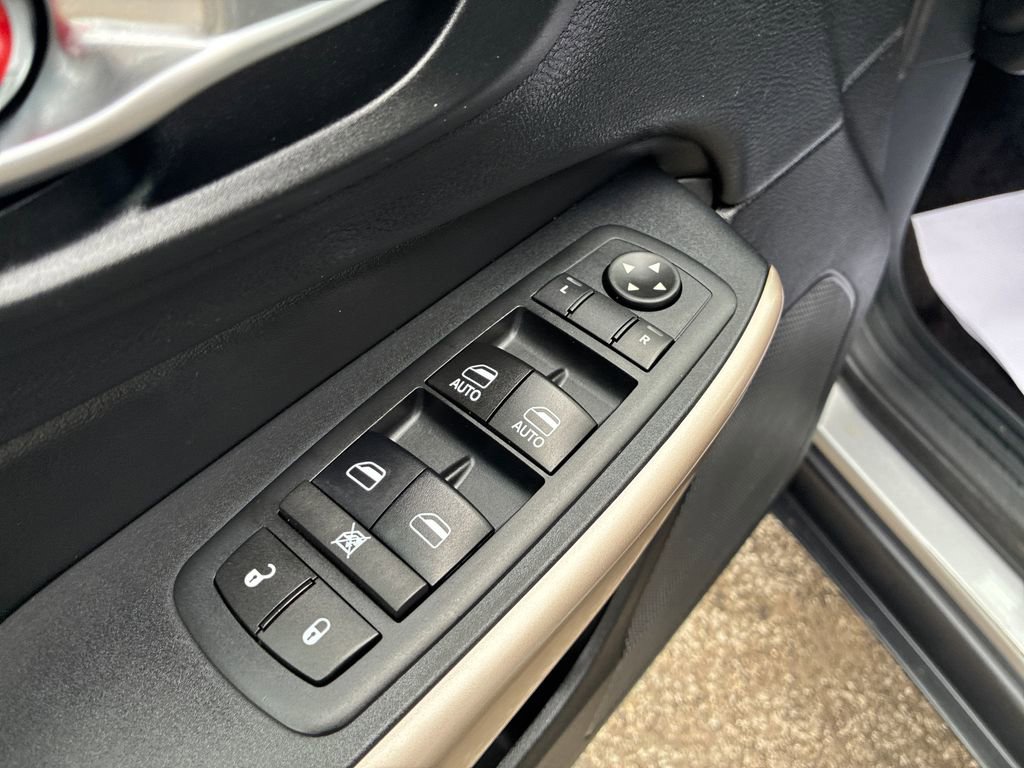 Used 2017 Jeep Cherokee Limited AWD/4WD image 13