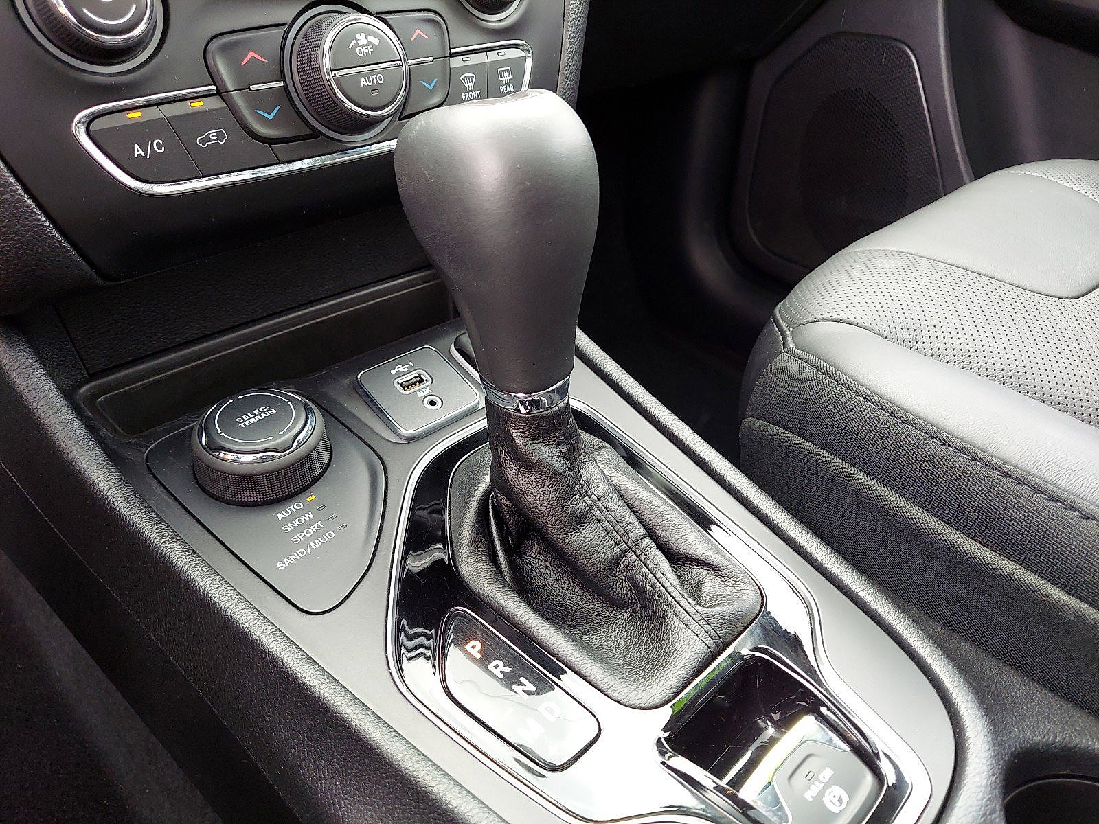 Used 2019 Jeep Cherokee Limited AWD/4WD image 15