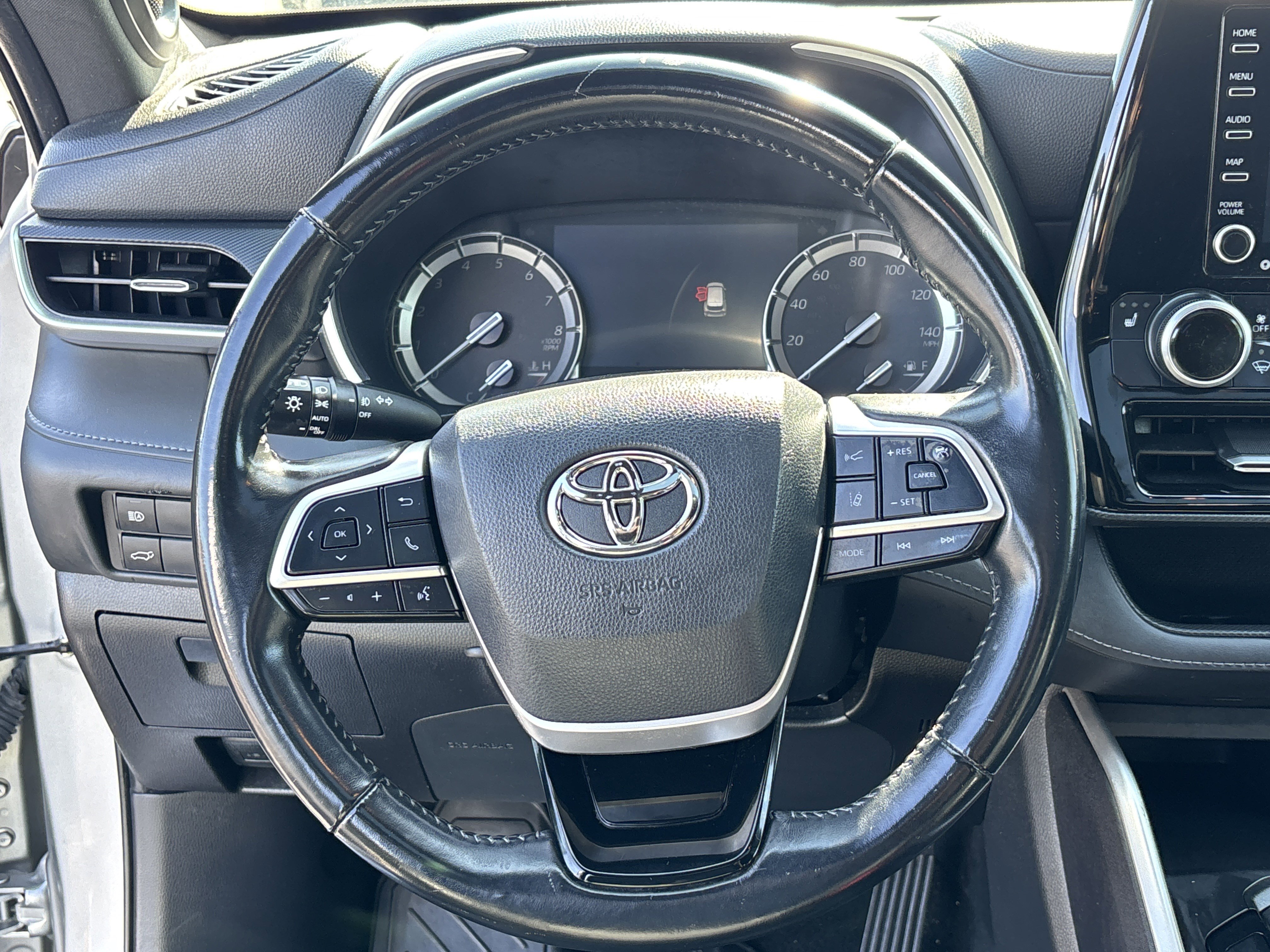 Used 2022 Toyota Highlander XSE AWD/4WD image 16