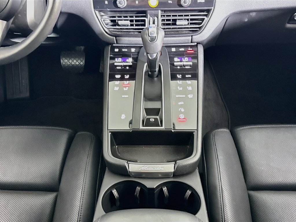 Certified 2025 Porsche Macan AWD/4WD image 16