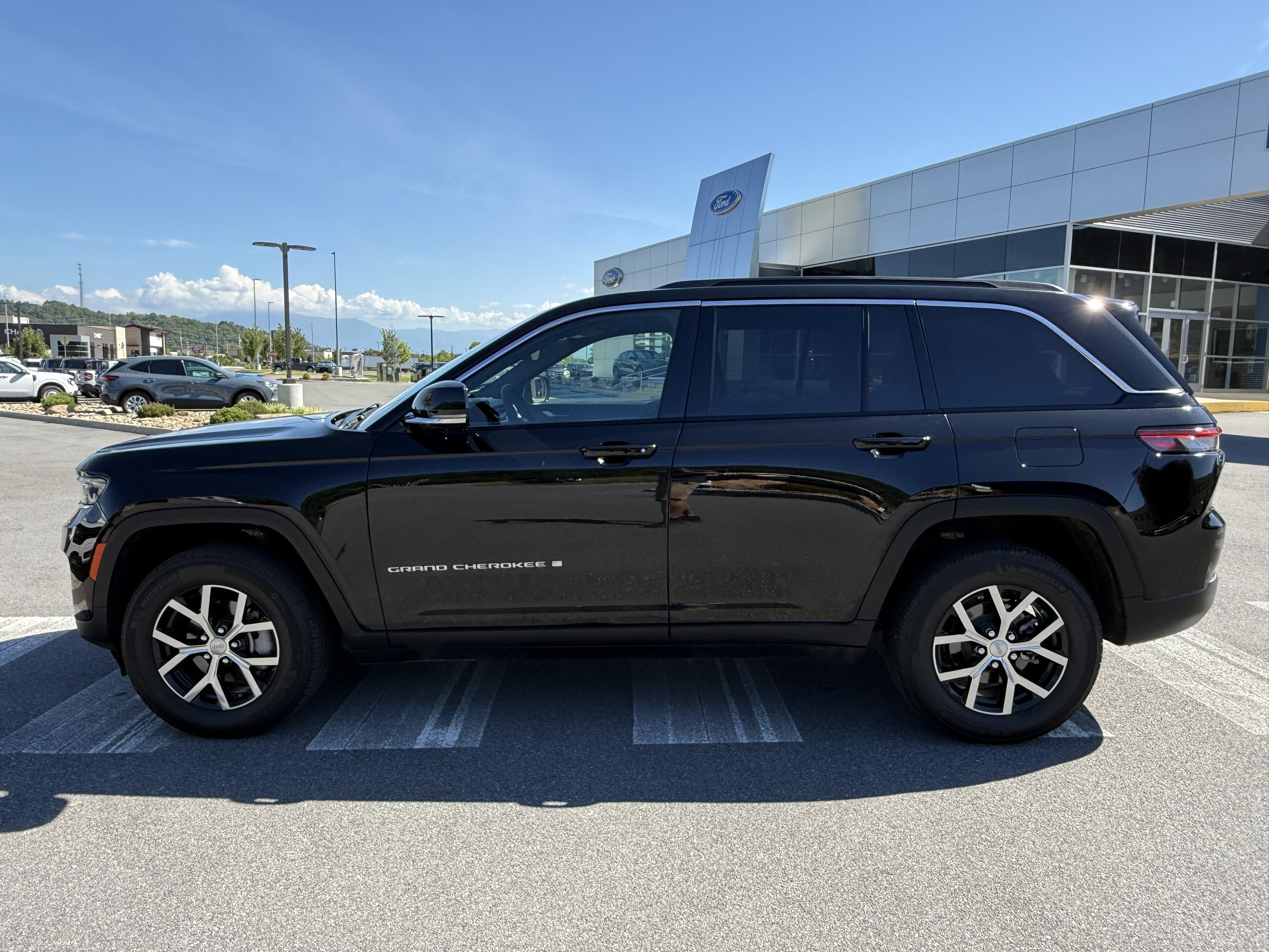 Used 2025 Jeep Grand Cherokee Limited RWD image 8