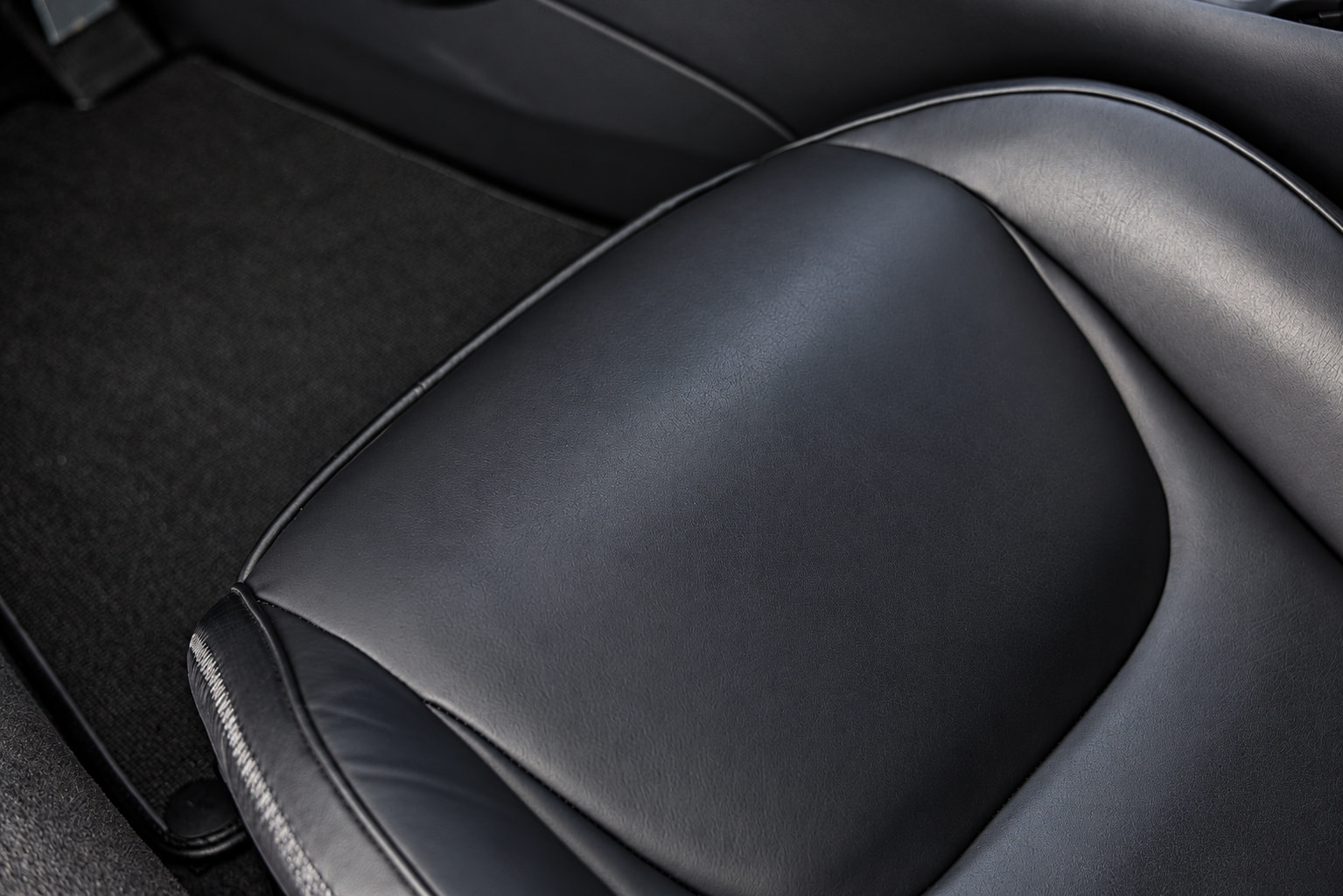Used 2024 McLaren Artura RWD image 29