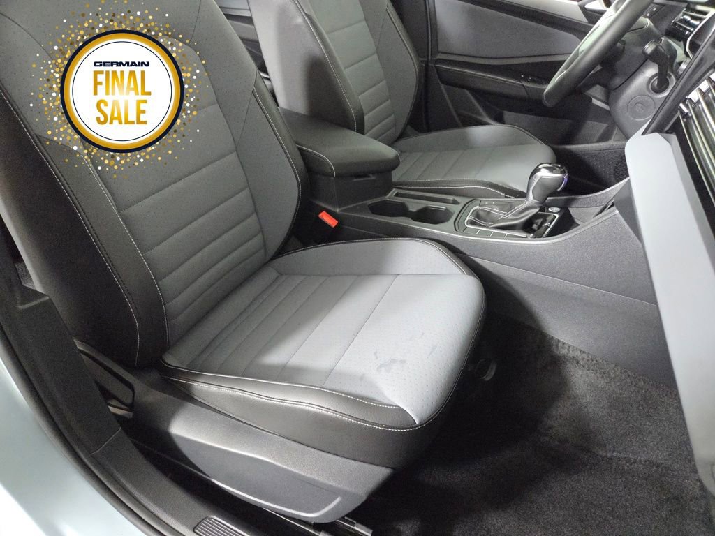 Certified 2025 Volkswagen Jetta SE w/ Sunroof Package image 26