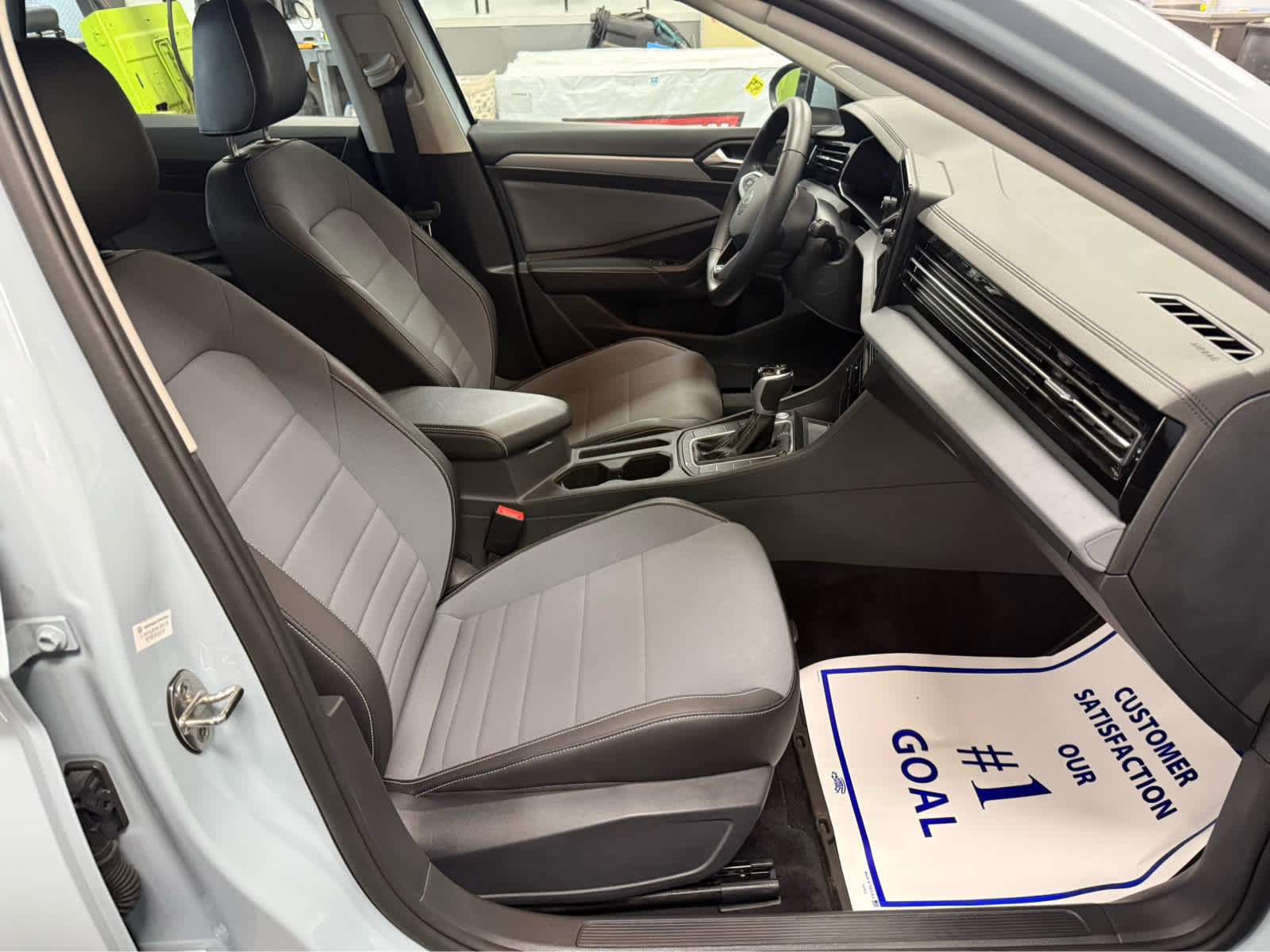 Used 2025 Volkswagen Jetta SE image 27